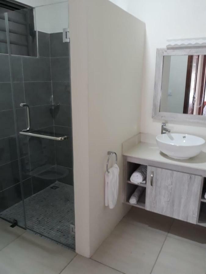 2 Bedroom Flat 15 Mins Walk From Flic En Flac Beach Ngoại thất bức ảnh